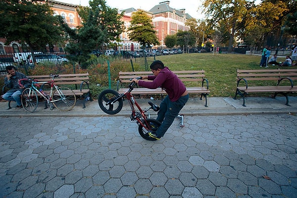 2. Большую часть времени оставлять своих маленьких детей без присмотра.