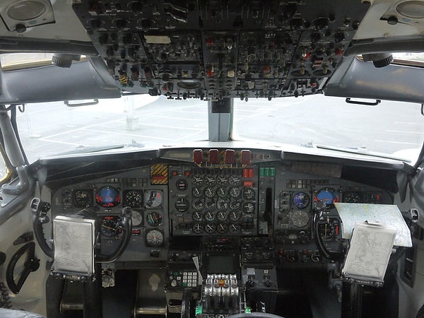 5. Возможность заглянуть в кабину самолета.  Стюардессы активно спрашивали некоторых детей в полете, не хотят ли они взглянуть в кабину. Помню, когда я ступил в кабину Боинга 747, я решил, что когда-нибудь хочу стать пилотом.