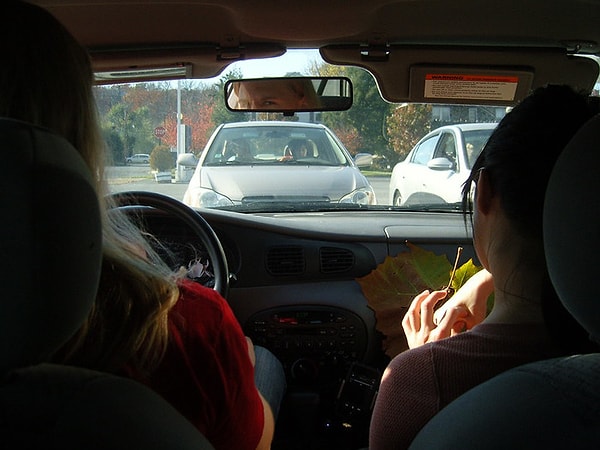 9. Ехать в машине без ремней безопасности, плюс четверо или пятеро детей, сидящих сзади.