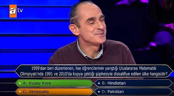 Şafak beye 100 bin TL'lik soruda, '1959'dan beri düzenlenen, lise öğrencilerinin yarıştığı Uluslararası Matematik Olimpiyatı'nda 1991 ve 2010'da kopya çektiği şüphesiyle diskalifiye edilen ülke hangisidir?' sorusu soruldu.