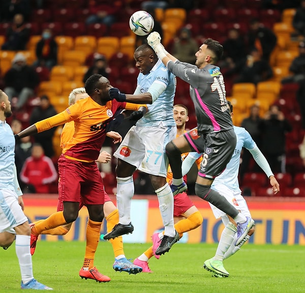 Galatasaray'ın golünü oyuna sonradan giren Mostafa Mohamed atarken Medipol Başakşehir'in golünü ise Stefano Okaka attı.