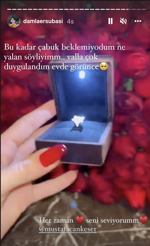 Damla Ersubaşı bugün ise Instagram hesabından yaptığı paylaşımla eski eşinin tekrar evlenme teklifini ettiğini duyurdu.