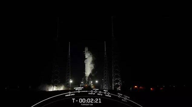 1. Türkiye'nin yeni uydusu Türksat 5B, Türkiye saatiyle 06.58’de ABD'nin Florida eyaletinde bulunan Cape Canaveral Üssü'nden başarıyla uzaya fırlatıldı.