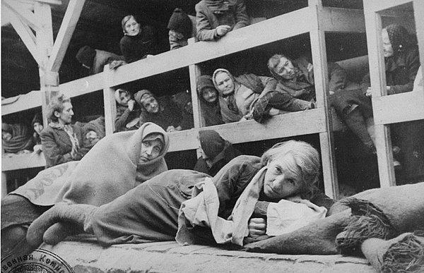 1. Tüm Alman toplama kampları arasında en çok insan Auschwitz kampında öldürüldü.
