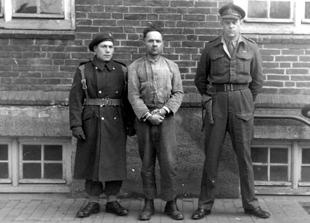 Kısa bir süre takma bir isimle yaşadıktan sonra, Rudolf Höss, Nazilerin iktidara gelmesi sırasında Berlin'den kaçan bir Alman Yahudisi olan Hanns Alexander tarafından takip edildi ve yakalandı.