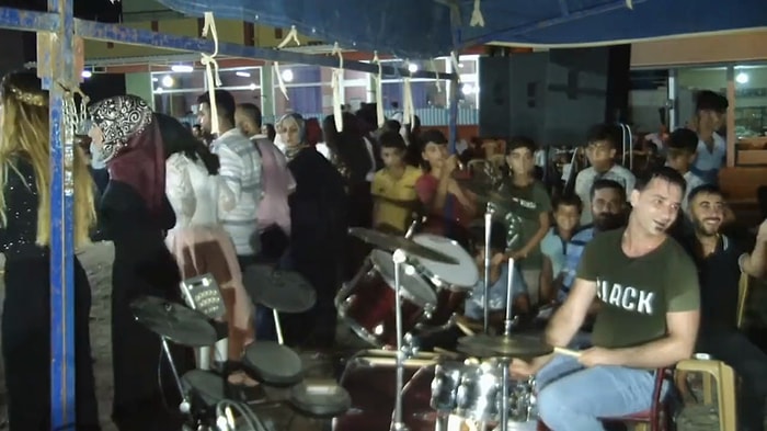 İnanılmaz Bir İnsan: İnsanlar Düğünde Halay Çekerken Baterisi ile Ortama Muhteşem Bir Renk Katan Baterist Ayaz