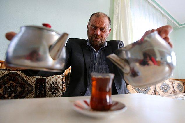 Dünyada sudan sonra en çok tüketilen içecek olan çay içmede sınır tanımayan Soydaş, yine dünyada kişi başına en çok çay tüketen ülke olan Türkiye’de en çok çay içen insanlardan birisi olarak biliniyor.