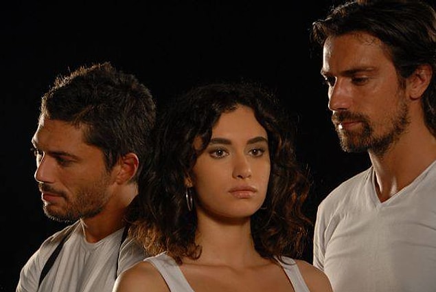 2. 2010 yılında yayınlanan Keskin Bıçak dizisiyle Hande Doğandemir, ilk kez başrol olarak bir yapımda yer aldı.
