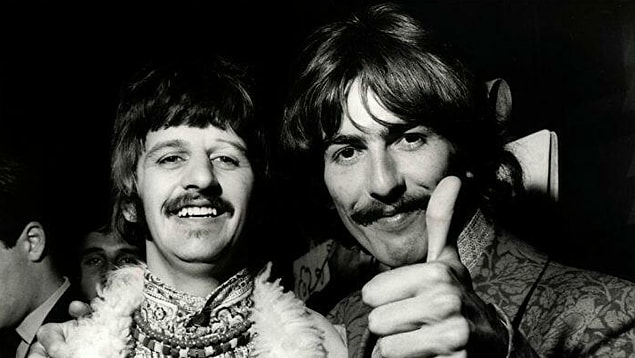 4. George Harrison kanserden dolayı hayatını kaybetmeden iki yıl önce evine giren ve kendisine mutfak bıçağıyla saldıran biri tarafından 40'tan fazla kez bıçaklandı.
