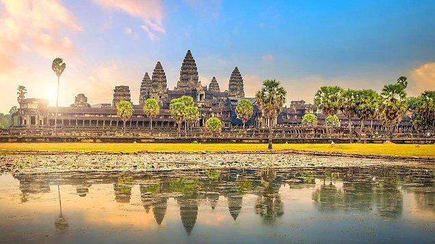 12. Angkor Wat, 12.yüzyılda inşa edilmiş ve terk edildikten sonra hac yeri olarak kalmıştır.