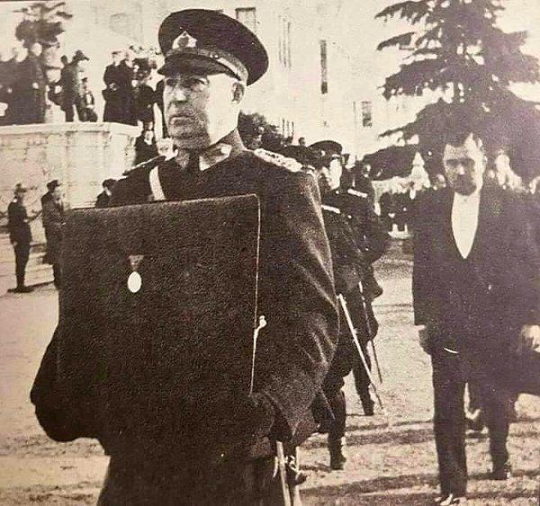 Ve 1938... İlyas Paşa, 23 senedir birçok alanda omuz omuza çarpıştığı Ebedi komutanı'nı uğurlamak için vakur duruşuyla kortejin en başındadır ve Gazi'nin İstiklal Madalyasını taşır.