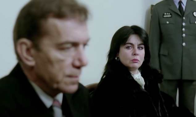 Ve tabii onun annesi de boncuk gözlü ama otoriter Farma Girik. Şimdi olay şu: Fatma Hanım zengin ama namussuz bir kocaya sahip. Metin, yani kocası bunu sürekli boynuzlayan bir birey. Dolayısıyla mecburi bir boşanma söz konusu.