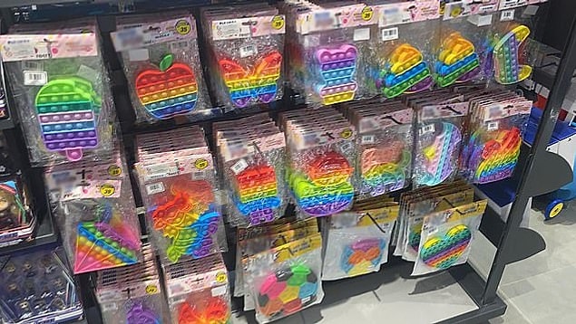 Mağazalardan gökkuşağı rengindeki çocuk oyuncaklarına el konulurken, yetkililer bunların ‘İslami değerlere’ aykırı olduğunu öne sürdü.