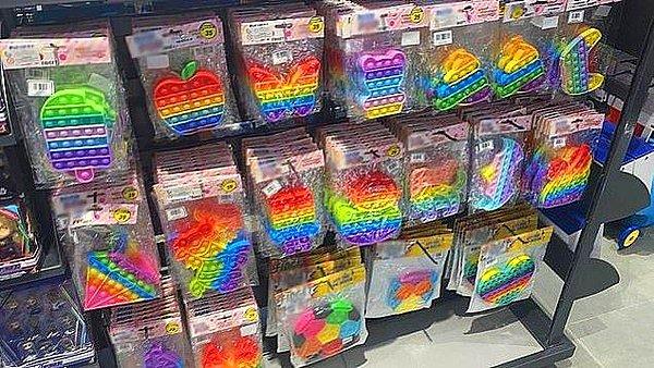 15. Katar'da LGBTİ bayraklarına benzer gökkuşağı desenlerindeki çocuk oyuncakları yasaklandı. Yapılan açıklamada, bu tür oyuncak vs. ürünlerin 'İslami değerlere aykırı olduğu' belirtildi.