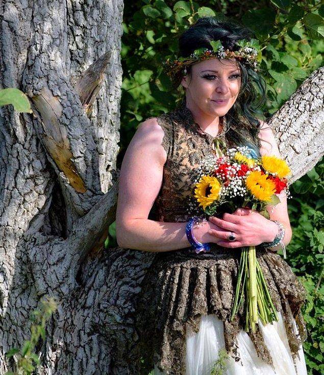 Kate Cunningham ile tanışın! Kendisi 2019 yılında Sefton, Rimrose Valley Country Park'ta yer alan bir mürver ağacı ile evlenerek gündem olmuştu.