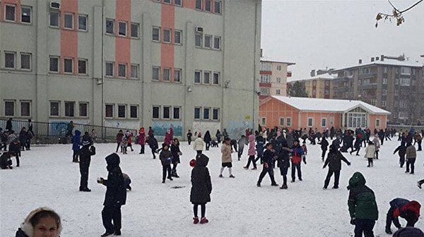 Karabük'ün Eflani ilçesinde kar yağışı nedeniyle 22 Aralık Çarşamba günü tüm okullarda eğitime ara verildiği bildirildi.