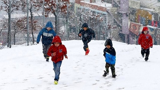 Ağrı'nın Hamur ilçesinde olumsuz hava koşulları nedeniyle köy okulları ile taşımalı eğitime 22 Aralık Çarşamba günü ara verildiği bildirildi.