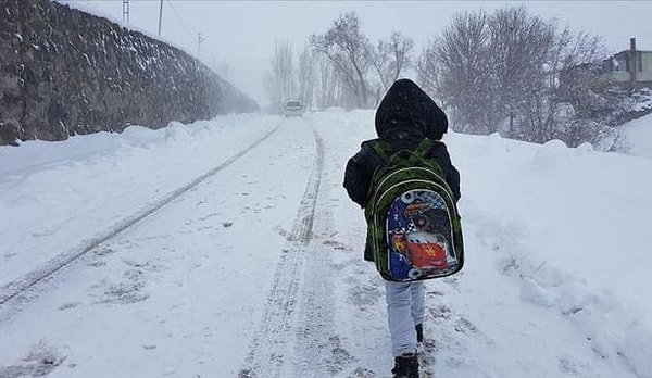 Kastamonu'nun Ağlı ve Şenpazar ilçelerinde kar yağışı sebebiyle eğitime 1 gün, Cide ilçesinde ise taşımalı eğitime 1 gün ara verildi.