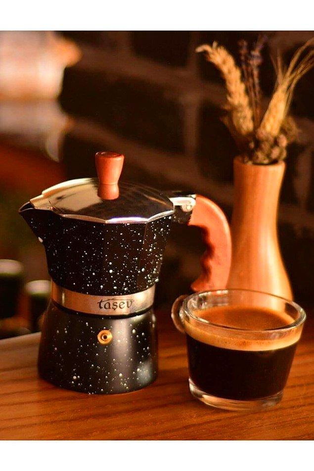 1. İlk olarak mis gibi filtre kahve kokusu ile başlayalım... Kahve seven arkadaşınıza alabileceğiniz hem şık hem de uygun fiyatlı bir hediye.