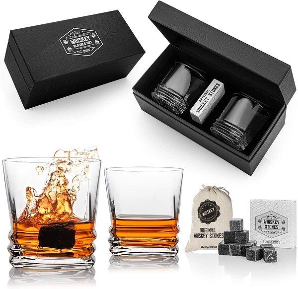 19. Viski bardağı ve viski taşından oluşan çok şık kutulu bir hediye seti de viski seven arkadaşlar için...