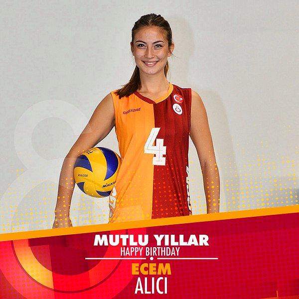 Kısa bir süre önce evlenen Araz'ın eşinin bir dönem Galatasaray Voleybol Takımı forması giyen profesyonel oyuncu Ecem Alıcı olduğu ortaya çıktı.