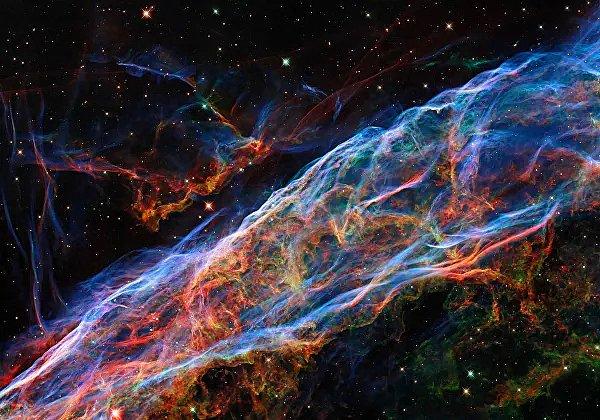 NASA'nın Hubble Uzay Teleskobu tarafından çekilen Kuğu Takımyıldızı'ndaki Peçe Bulutsusu olarak isimlendirilen süpernova kalıntısının görseli
