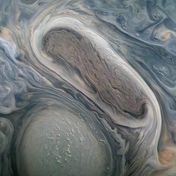 Jüpiter'de yaşanan fırtına görseli