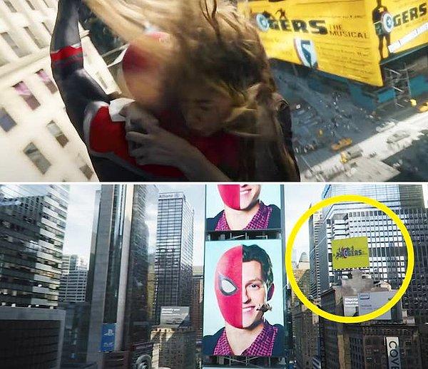 1. Peter ve MJ filmin açılış dakikalarında New York şehrinin gökdelenleri arasında gezinirken arka planda ilk olarak Hawkeye dizisinde karşılaştığımız 'Rogers: The Musical' posterleri görebiliriz.