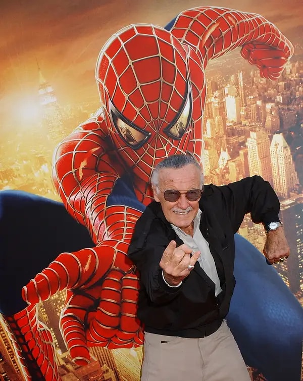 16. Hazır plakalardan bahsetmişken, rektör yardımcısının arabasının arkasındaki taksinin plakasında "1228" yazmaktadır ve bu da Stan Lee'nin doğum günü olan 28 Aralık tarihine bir göndermedir.