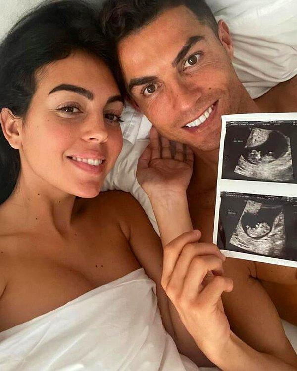 Özel hayatıyla da sık sık gündeme gelen Ronaldo, sevgilisi Georgina Rodriguez ile beraber ikiz bebeklerini bekliyorlar.