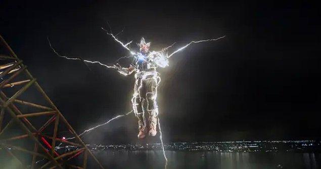 33. Electro, Özgürlük Anıtı'nda Peter'larla tanıştığında, Marvel çizgi romanlarındaki görünümünü yakından yansıtan bir kostüm giyiyor.