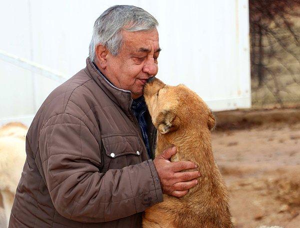 Gaziantep'te yaşayan Cemal Güneş, Karayolları Genel Müdürlüğü'nden emekli... 35 yıl önce yolda bir otomobilin çarptığı yaralı köpeği görüyor ve o günden bu güne hayatı değişiyor.