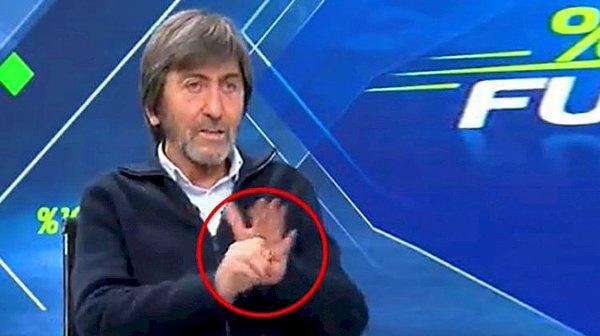 Rıdvan Dilmen, Fenerbahçe- Beşiktaş maçındaki hakem yönetiminden bahsederken "Tak! 2 maç ceza" ifadesiyle birlikte el hareketi yaptı.