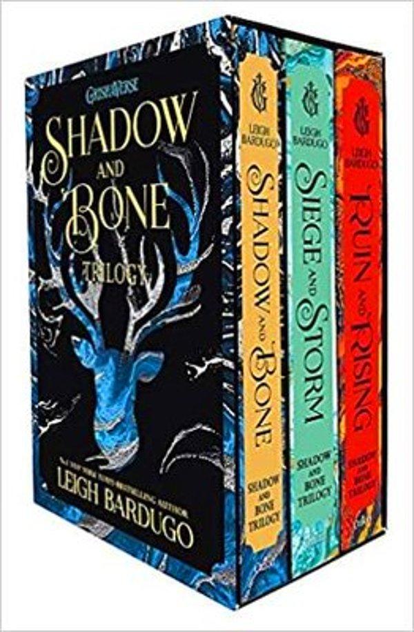 5. İngilizce roman okumayı sevenler için; fantastik bir başyapıt Shadow and Bone serisi;
