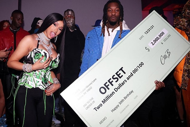 Geçtiğimiz gün rapçi Offset'in doğum günü partisi vardı ve Cardi B tabii ki ona ağızlarımızı birer karış açık bırakan bir hediye aldı.