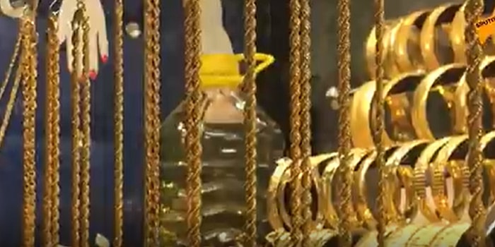 Yağ Fiyatlarındaki Artışa Tepki Gösteren Kuyumcu 5 Litrelik Sıvı Yağ Şişesini Vitrine Koydu