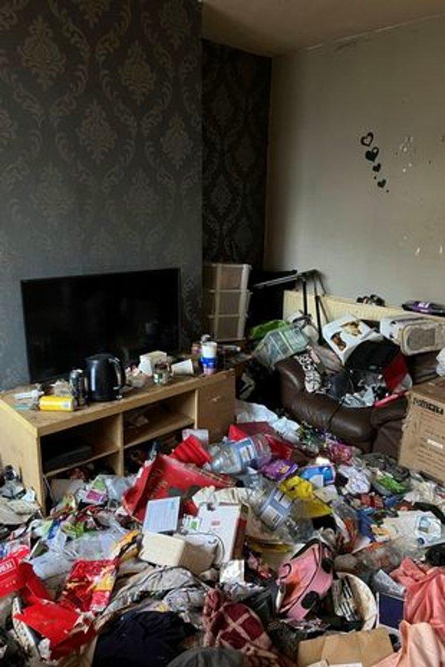 Üç yatak odası olan eve girdiği an her yerde çöp olduğunu gören Hernon, evini temizletmek için tam 15 bin sterlin ödemek zorunda kaldı.