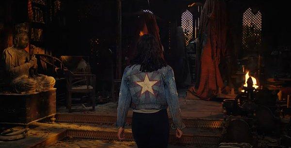 5. America Chavez'in ceketinde Marvel çizgi romanlarındaki yıldızının bulunduğunu görüyoruz.