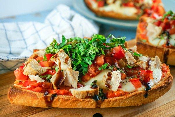 Tavuk severler için bir tarif: Bayat Ekmekten Tavuklu Pizza Tarifi