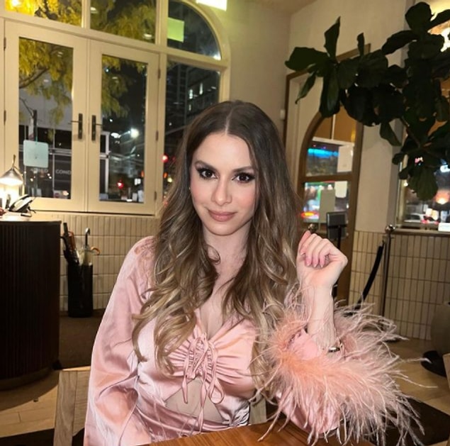 Oldukça kötü bir flört deneyimi edinen Nikki Jabs ile tanışın.