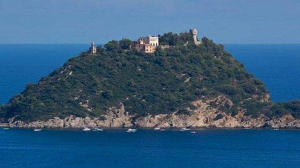3. Napoli şehrinin adalarından olan Isola Gallinara, burada çok fazla ev sahibinin açıklanamaz şekilde hayatını yitirmesinden dolayı 'lanetli ada' olarak tanımlanmıştır.
