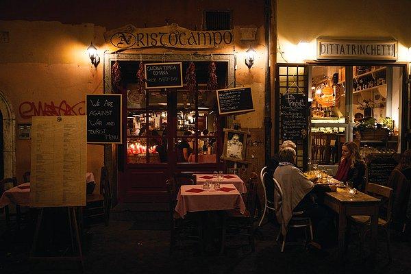 4. Çoğu dünya ülkesinin aksine İtalyanlar akşam yemeklerini oldukça geç yerler, hatta bazı restoranlar akşam 7 buçuğa kadar açılmaz!