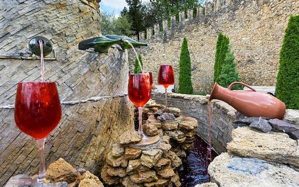 9. İtalya'nın kırsal alanlarındaki ufak bir köyde 24 saat akan ücretsiz bir şarap şelalesi vardır.