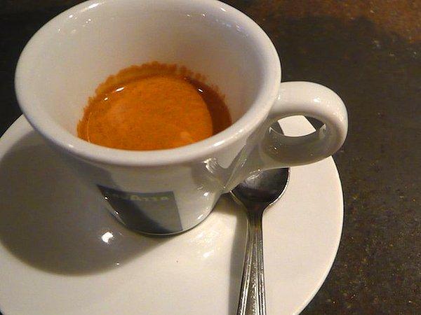 12. Kahve kültürü de bir ayrı meşhur olan ülkede her yıl 14 milyar fincan espresso içilir!