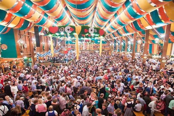 11. «Октоберфест в Мюнхене. Избегайте его ... особенно Хофбройхауса. Вы можете намного лучше провести время за пивом, вином и Октоберфестами в небольших городах по всей Баварии. Я бы посоветовал отправиться в Альгой, где в каждой деревне есть пивоварни».