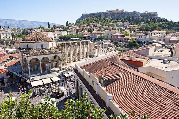 10. «В Афинах весь рынок Монастираки возле Акрополя заполнен безвкусными туристическими магазинами с дорогими и некачественными сувенирами. Не говоря уже о том, что на площади и узких дорогах вокруг нее полно карманников. Не останавливайтесь здесь.»