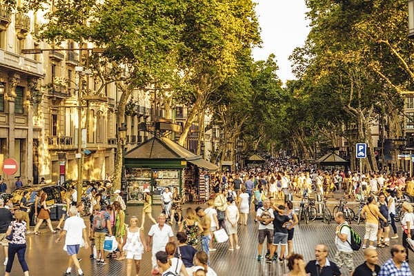 11. «Находясь в Барселоне, не стоит посещать Ла Рамбла. Это просто улица, заполненная стереотипными «каталонскими» магазинами, которые действительно не имеют ничего общего с местной культурой (рестораны, где подают замороженную паэлью, магазины фламенко и дерьмо с завышенными ценами. Местные жители избегают этого такие места, как чумы, и никогда не едят там».