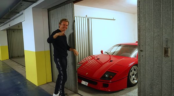 Komşusunun Ferrari f40'ına kafayı takan Fin asıllı Alman şampiyon aracın camına bir not iliştirmiş.