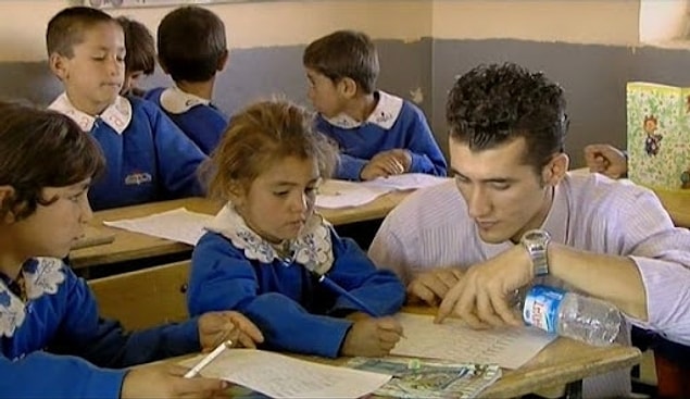 Bir de bu çocukları geleceğe hazırlamak için ant içmiş eğitim neferi öğretmenlerimiz var. Hayatlarının yarısı atanmayı beklemekle geçiyor, atananlar da köy okullarındaki yavrularına canıyla başıyla öğretmenlik yapıyor.