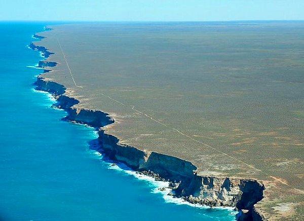 14. Bu gördüğünüz şey Güney Avustralya'daki Nullarbor Ovası'nın güney kenarını oluşturan Bunda Kayalıkları. Peki neden mi önemli?